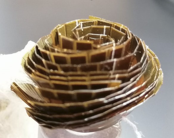 Metallised coiled fanned sensor.